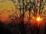 74 Il sole rosseggiante all'orizzonte sta calando sul Monviso